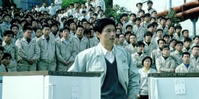 [图]电影《首席执行官》（2002）片段——凌敏（原型：张瑞敏）当众怒砸76台不合格冰箱