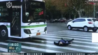 行人过马路 被711路撞飞身亡【2016】