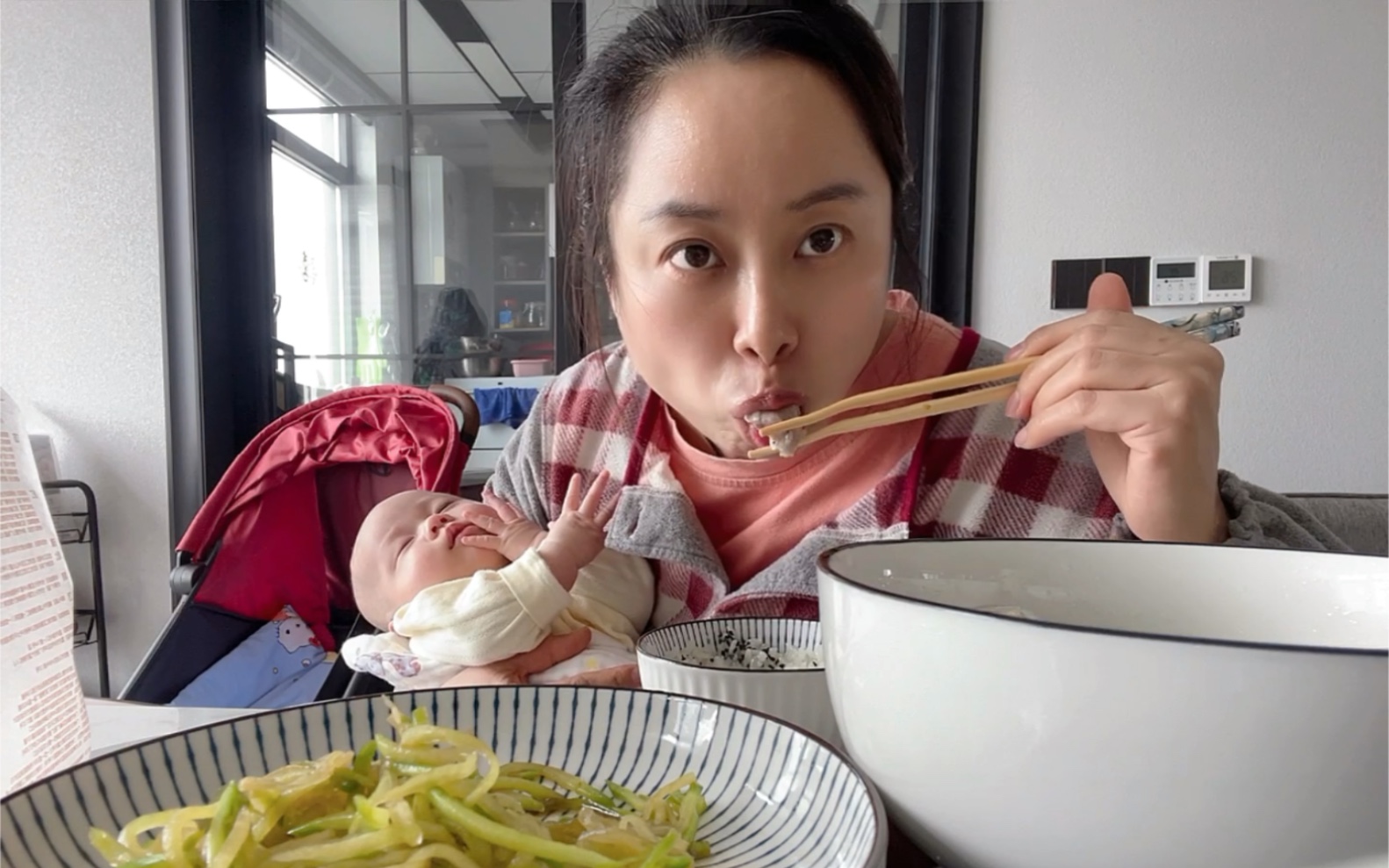 每每俺要吃饭了,娃就闹腾,好吧,练就了一边抱娃一边吃饭的本领