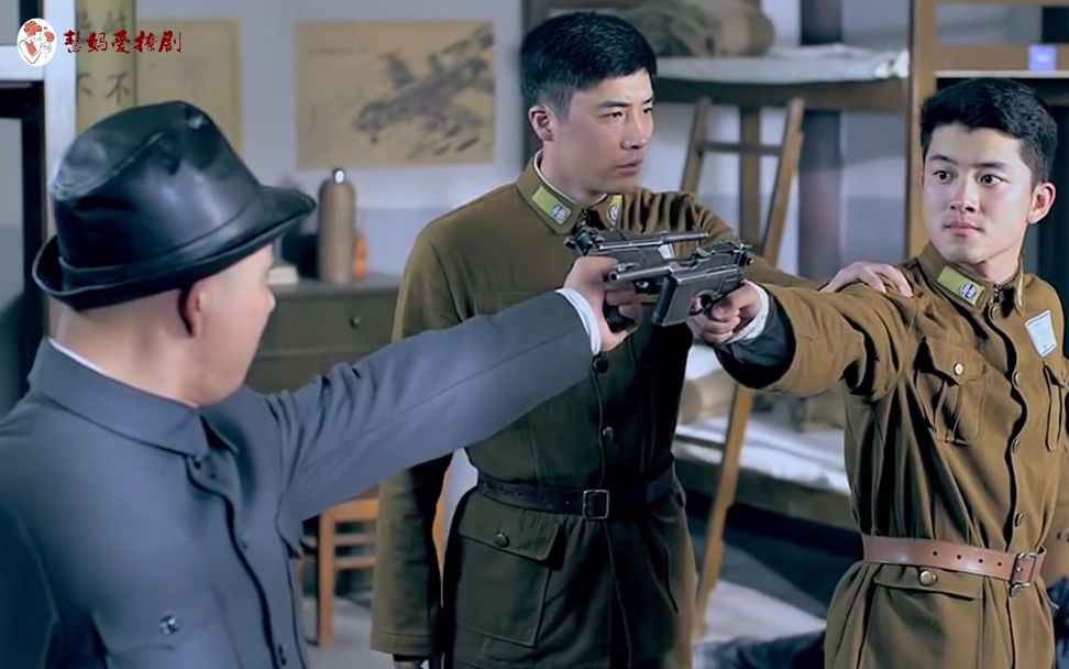 特务嚣张的跑军校来抓人,学生利索地把特务干趴下了,真解气