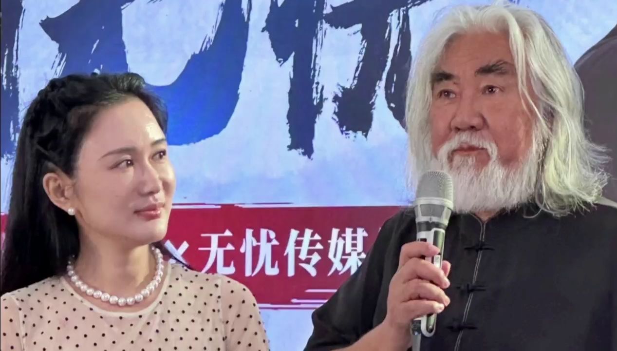 张纪中一家逛商场,46岁大女儿张语芯露面,与杜星霖同框不显老