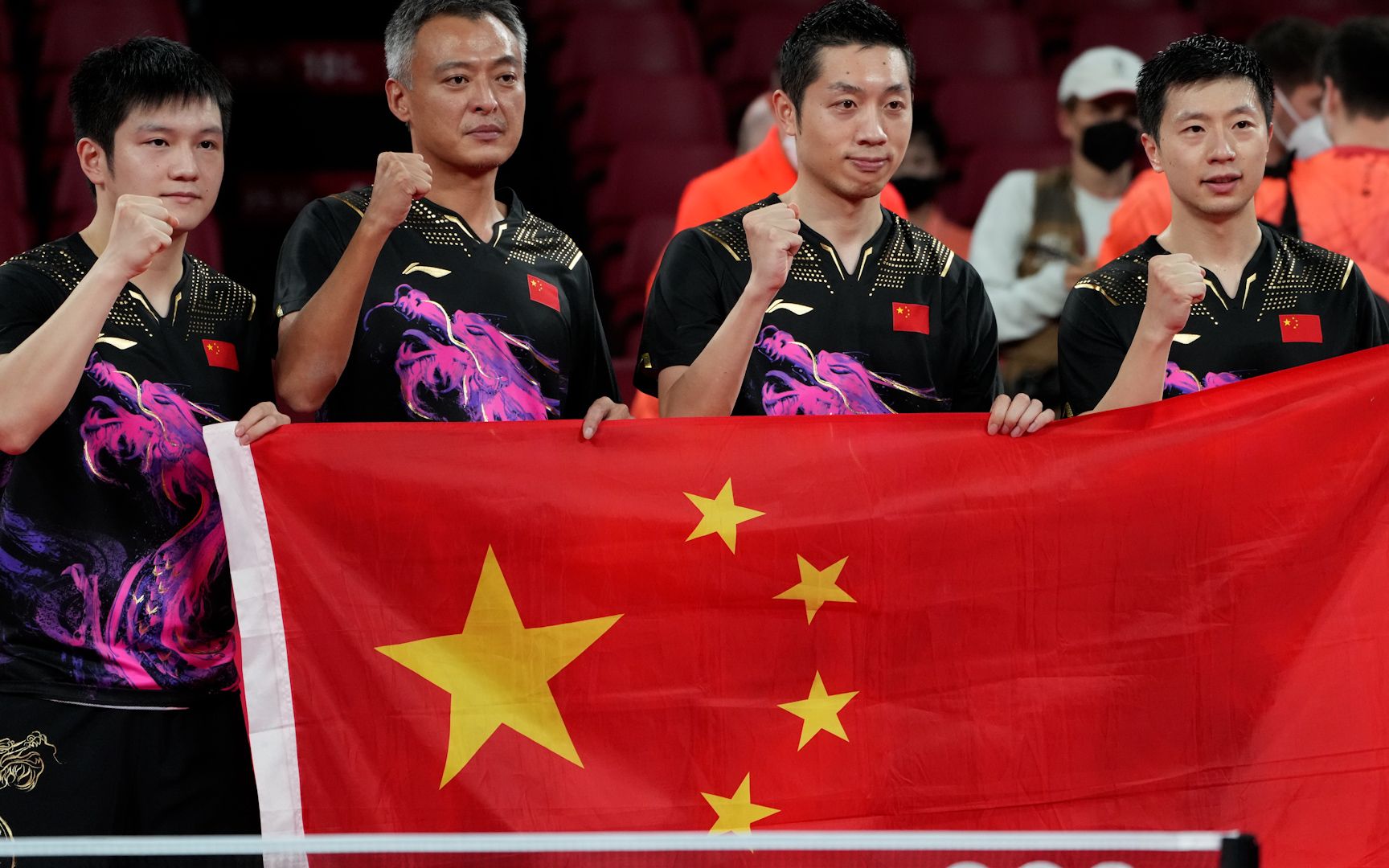 国乒男团yyds!中国乒乓球队男团卫冕,现场举起五星红旗