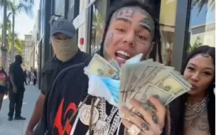 下载视频: 6ix9ine现身洛杉矶街头，当众撒钱遭粉丝哄抢，彩虹人高兴坏了