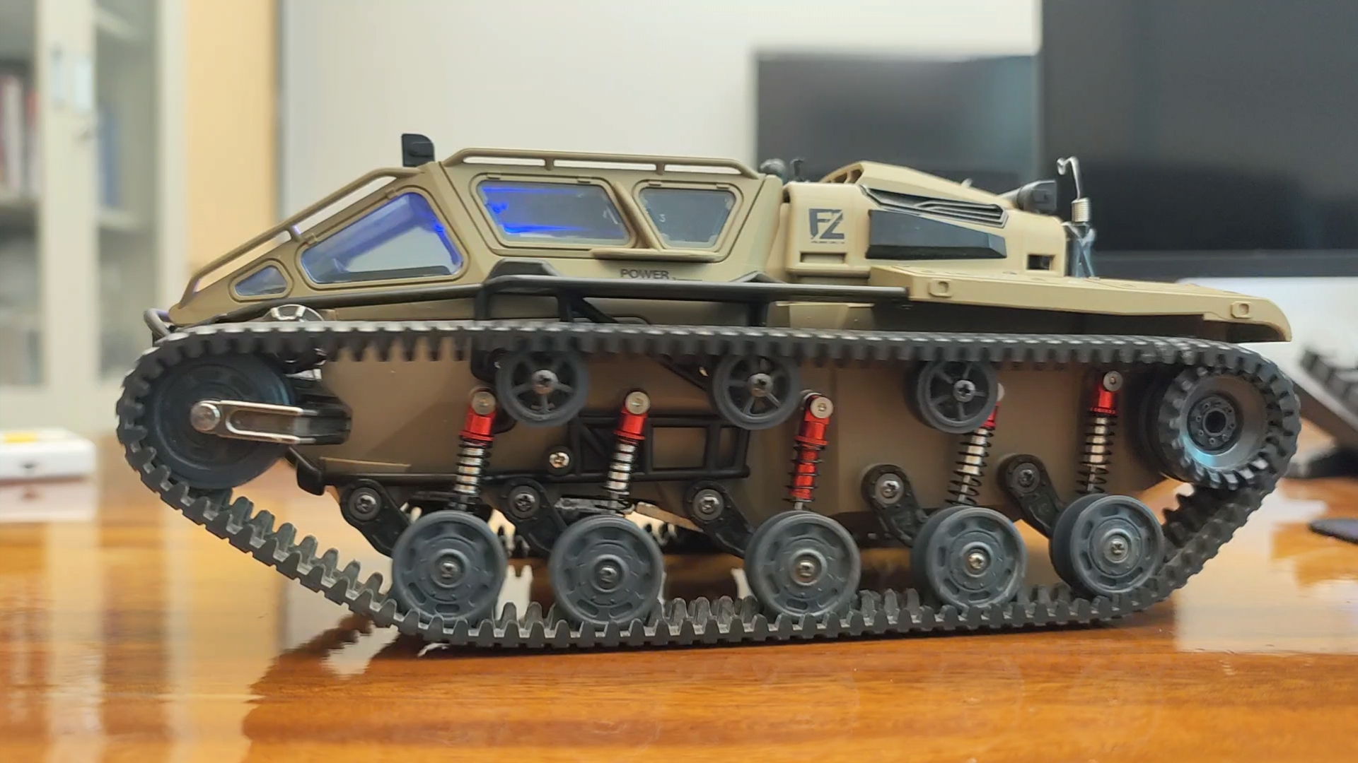 jjrc8812 ev3-f4履带车,坦克轮改避震