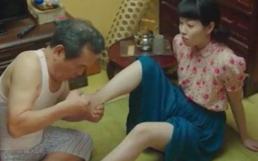 70岁老太婆变身20岁少女 却爱上一个糟老头