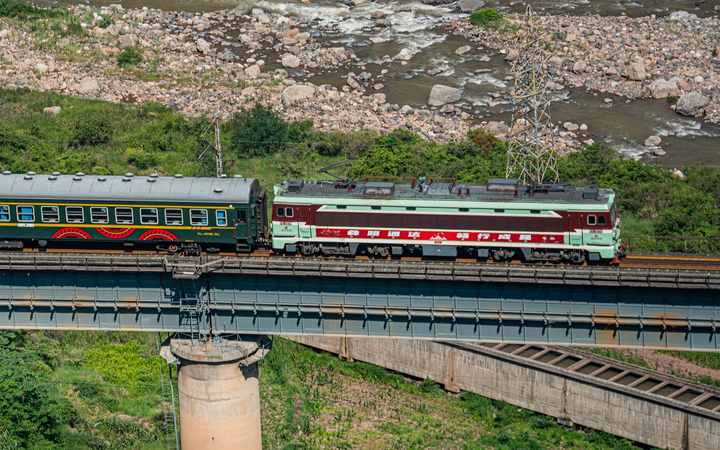 【中国铁路】5619次列车通过成昆线铁马大桥