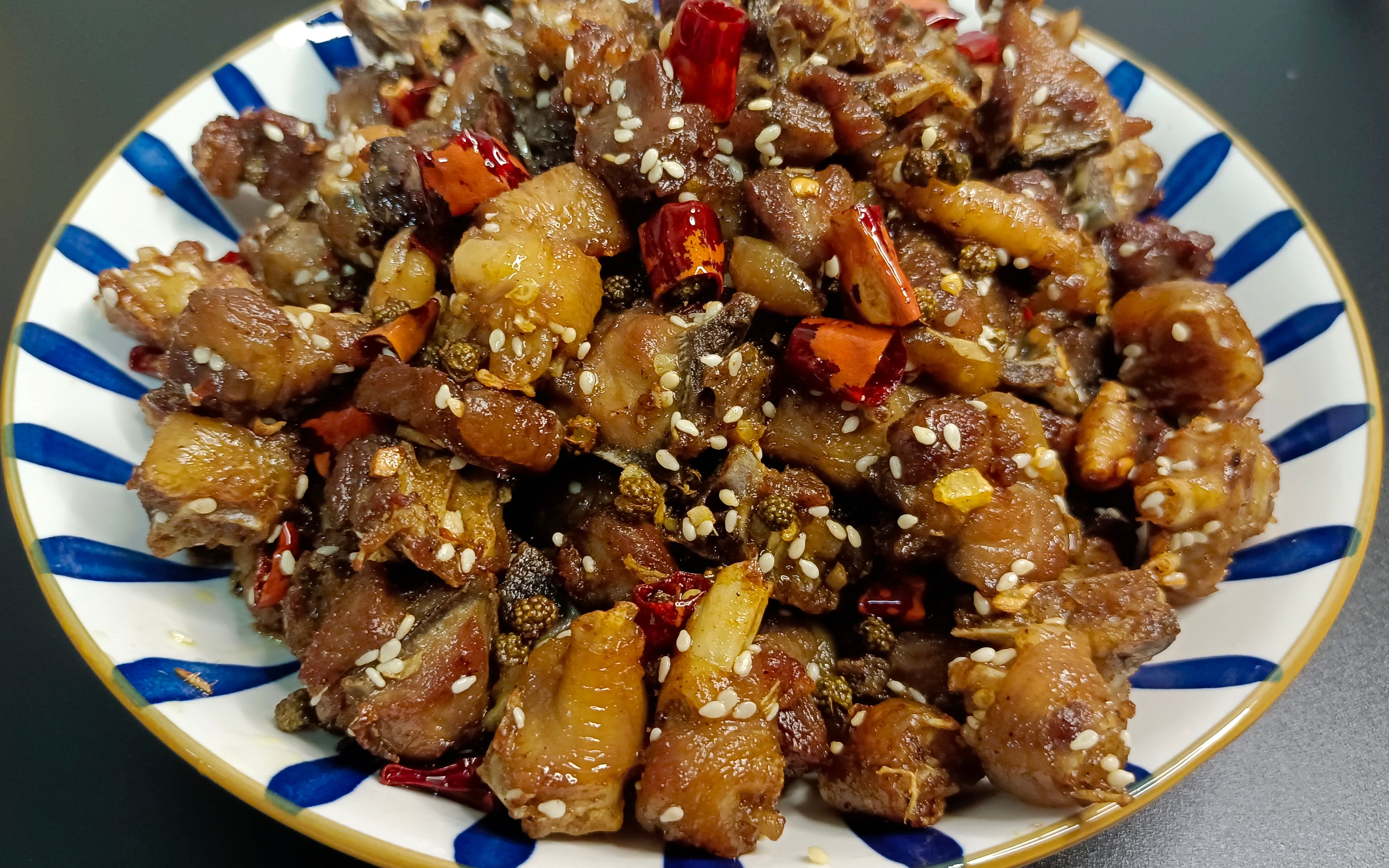 辣子鸡丁怎么做才好吃?家常版大分量鸡肉里面挑辣椒,香辣又过瘾