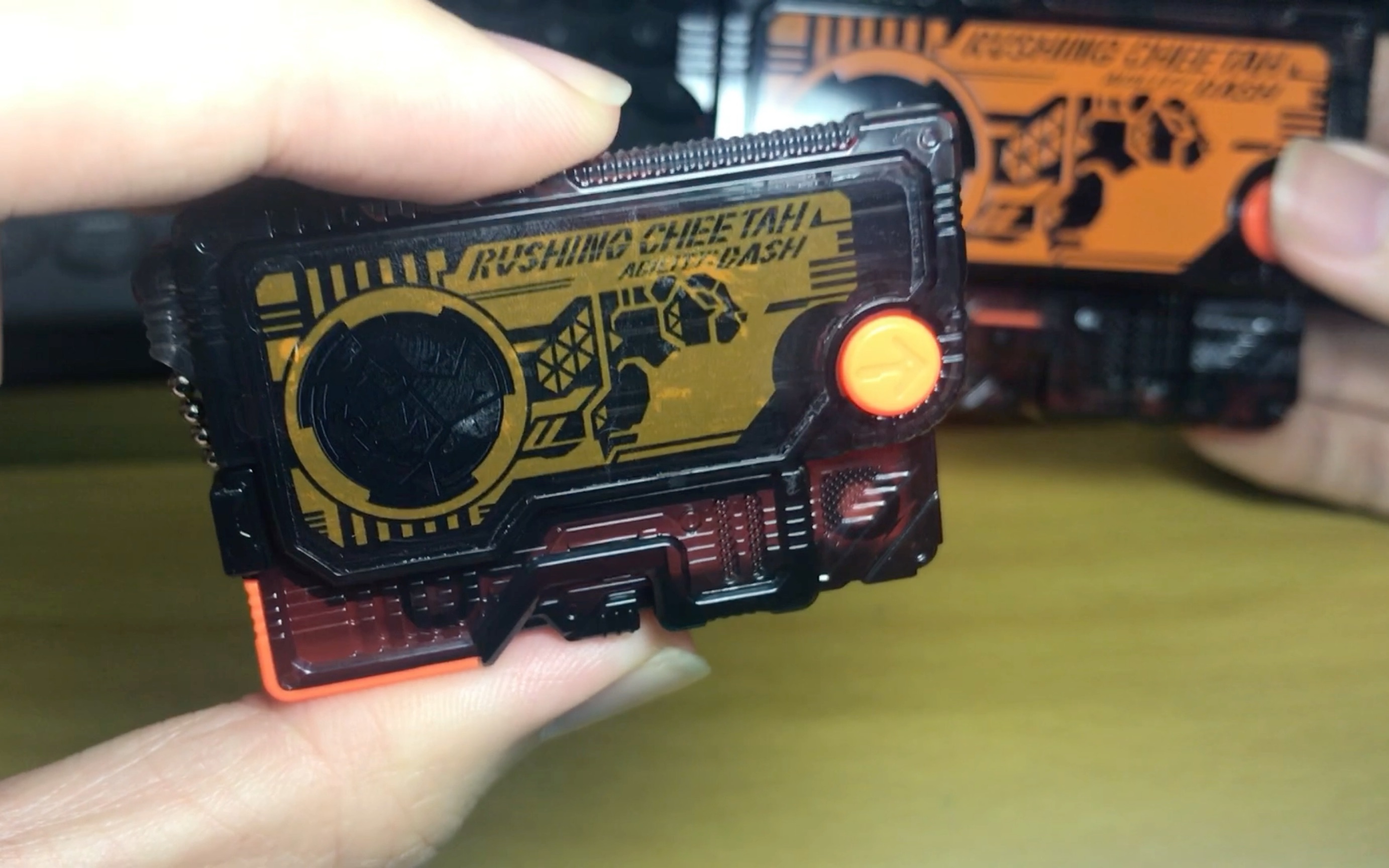 吃瓜评说小巧精致万代扭蛋疾驰猎豹升程密钥发光挂饰