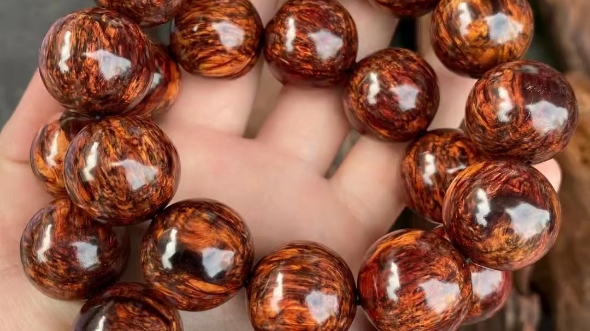 超漂亮的留疤花梨公手串,高密度高油脂的,手感超强哦.规格:2.