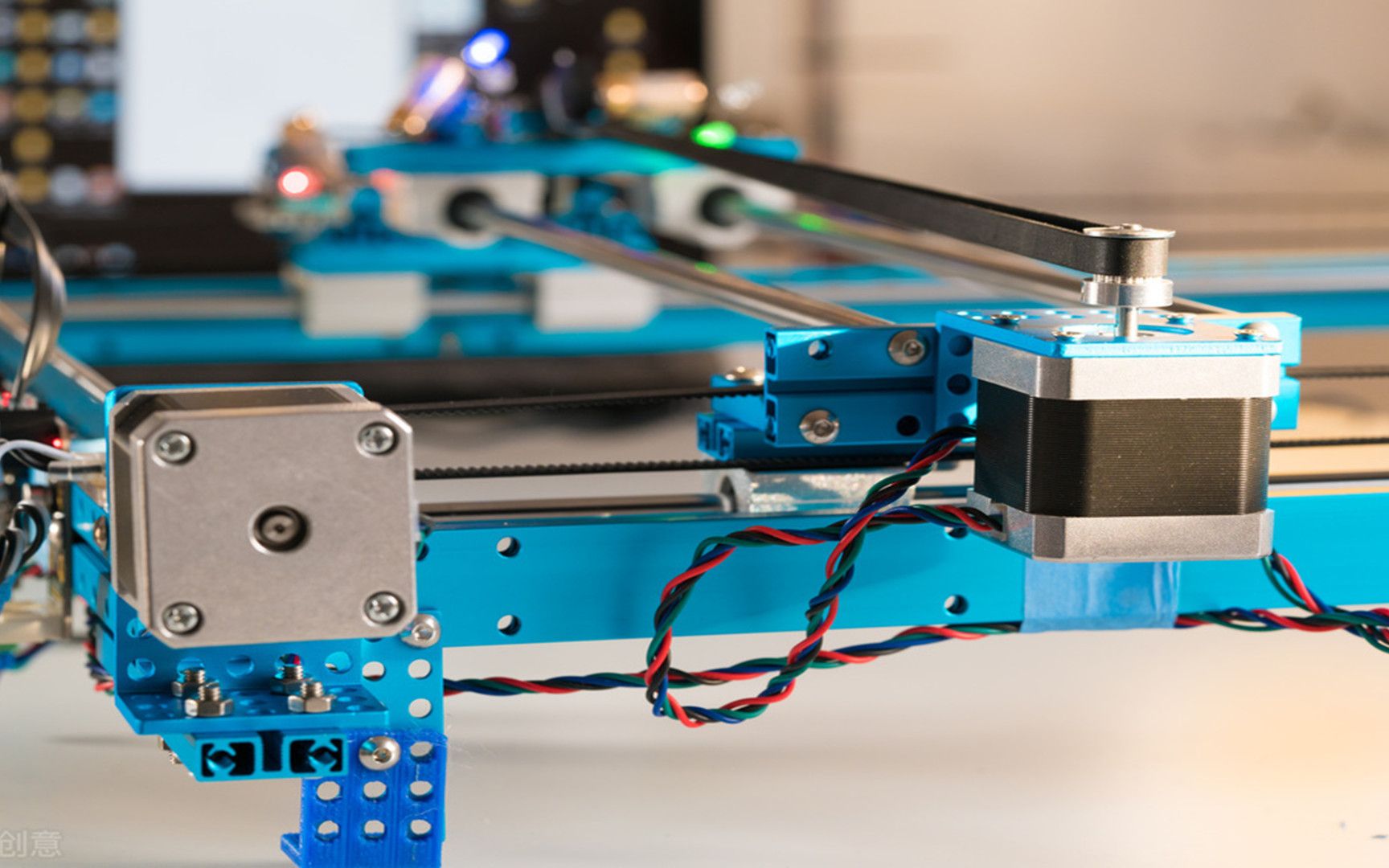 水平移载机械手驱动,选步进电机还是伺服电机?