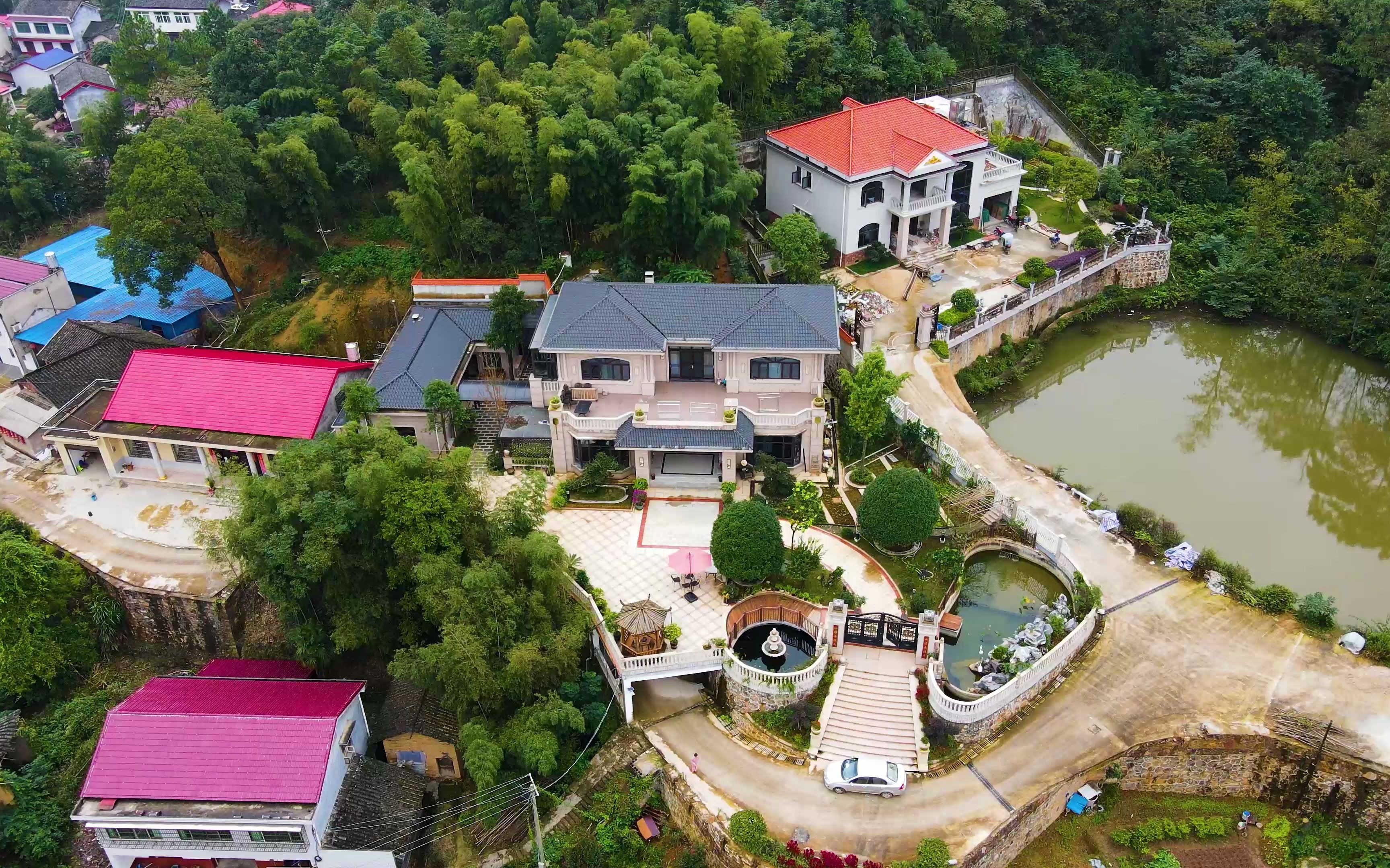 农村土豪花近千万打造豪宅,有地下停车场,假山,宝塔,这房子怎么样?