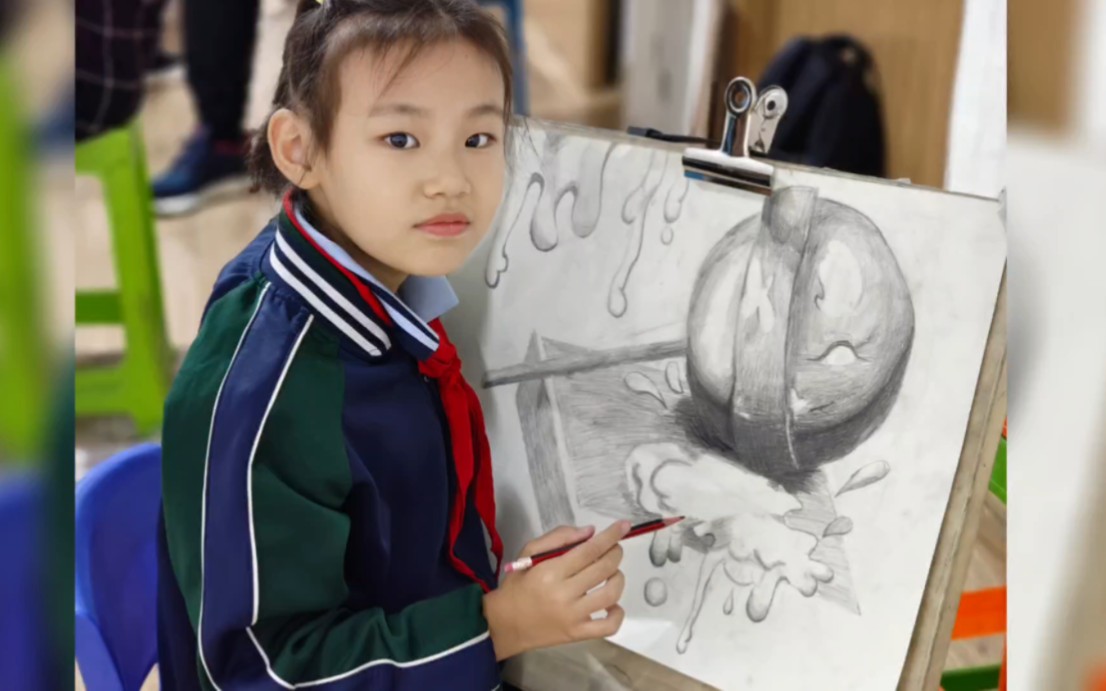 青岛小学生素描学习后独立完成棒棒糖创作