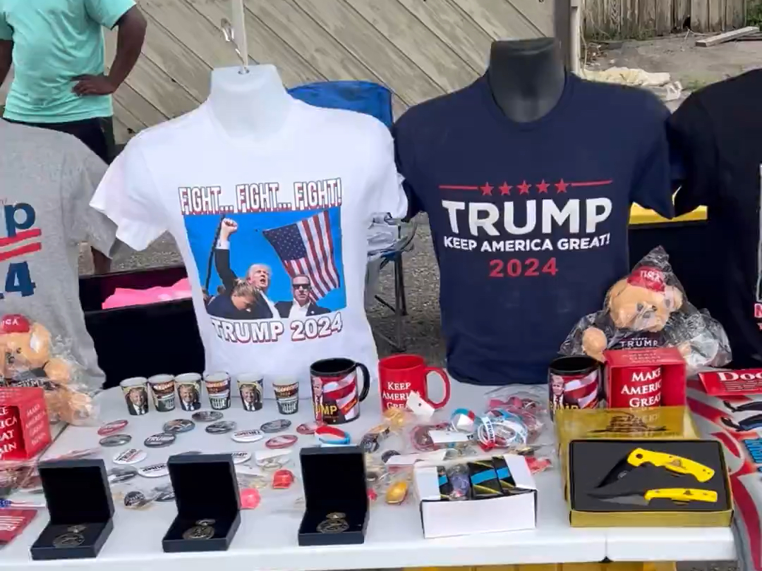 川普9号早上八点开始大拿集会,商贩提前四五天就在集会现场摆摊出售