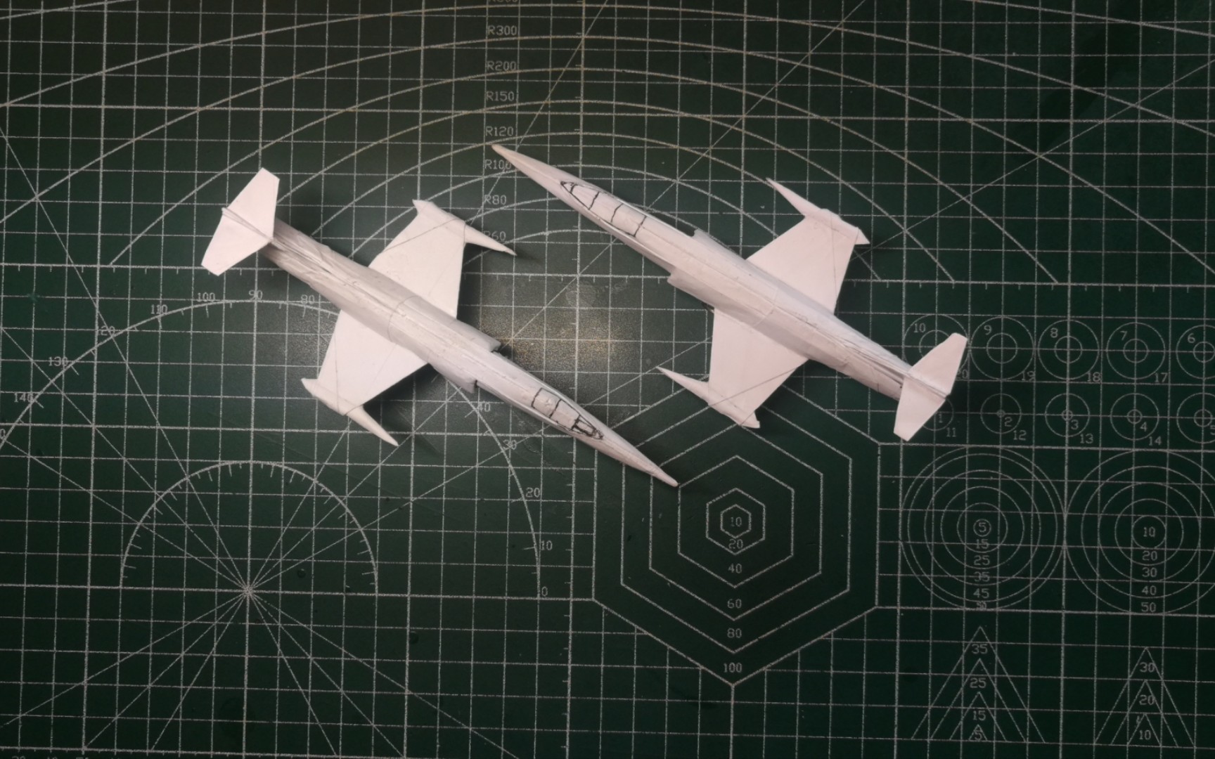 【折纸飞机】美国f104战机米字折法(原创),一张a4纸纯折不剪裁可飞行