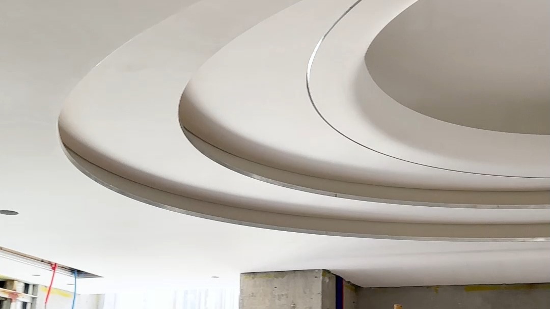 多层弧形吊顶搭配6厘平面凹槽,装修现场品质看得见,细节见真章