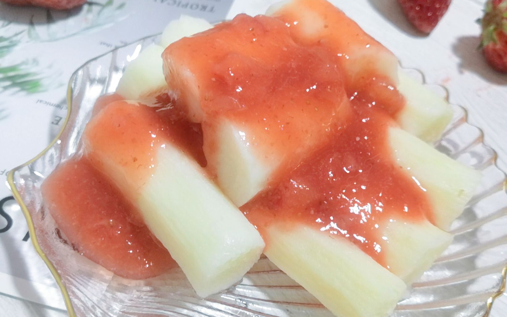 浓浓的草莓酱淋上糯糯的山药太美味了,幸福的味道