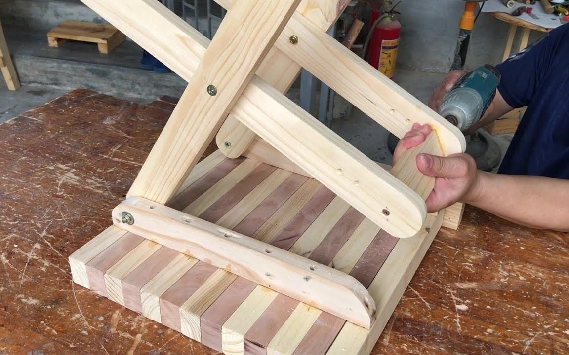 木工老师傅教你制作折叠小椅子,传统木匠手艺,简单实用又方便
