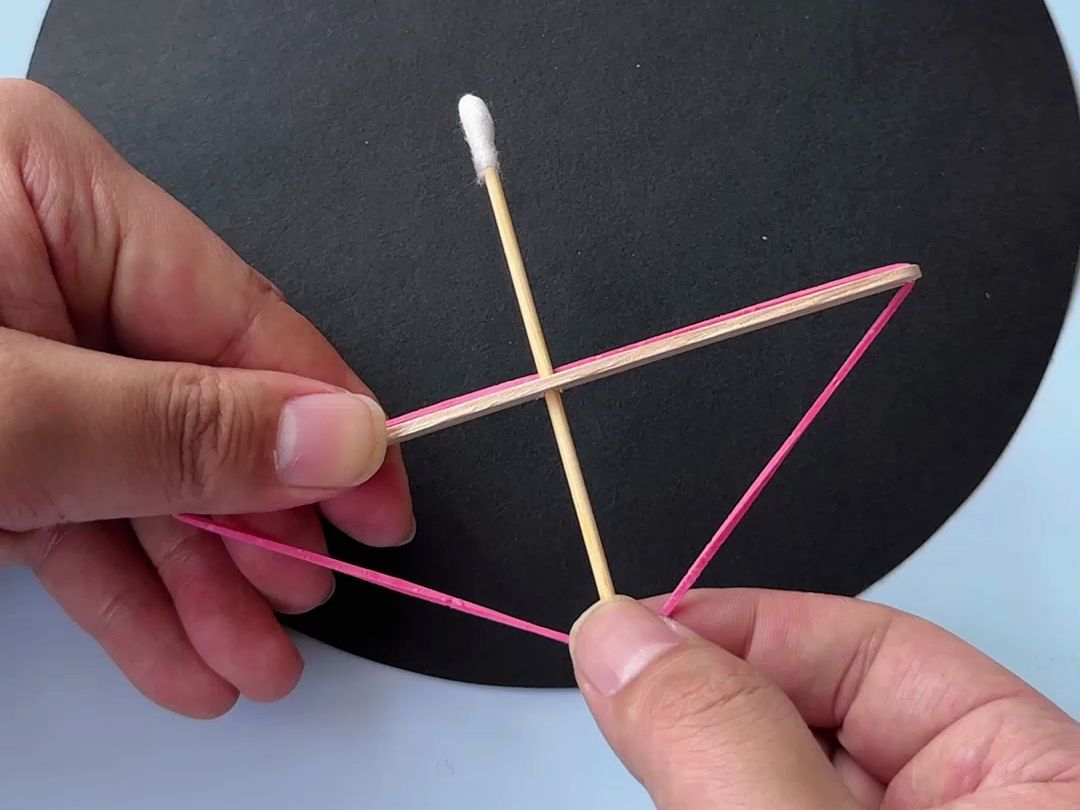 【创意手工】一根雪糕棒秒变发射小弓箭? 快来一场射击比赛吧