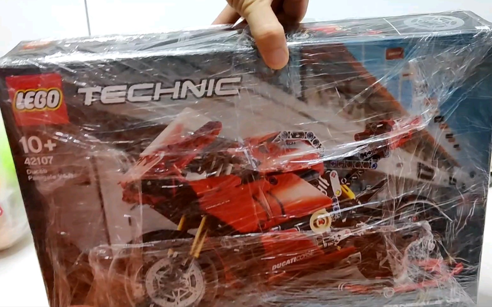 出一套乐高42107杜卡迪摩托车