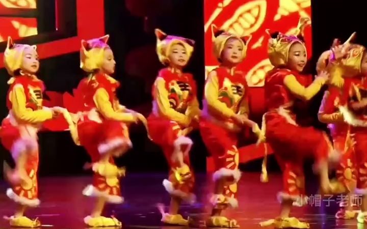 [图]幼儿园元旦舞蹈《虎娃闹新春》，幼儿园新年喜庆舞蹈，活泼可爱虎头虎脑，喜气洋洋过大年#幼儿舞蹈 #幼儿园新年舞蹈 #幼儿园元旦舞蹈