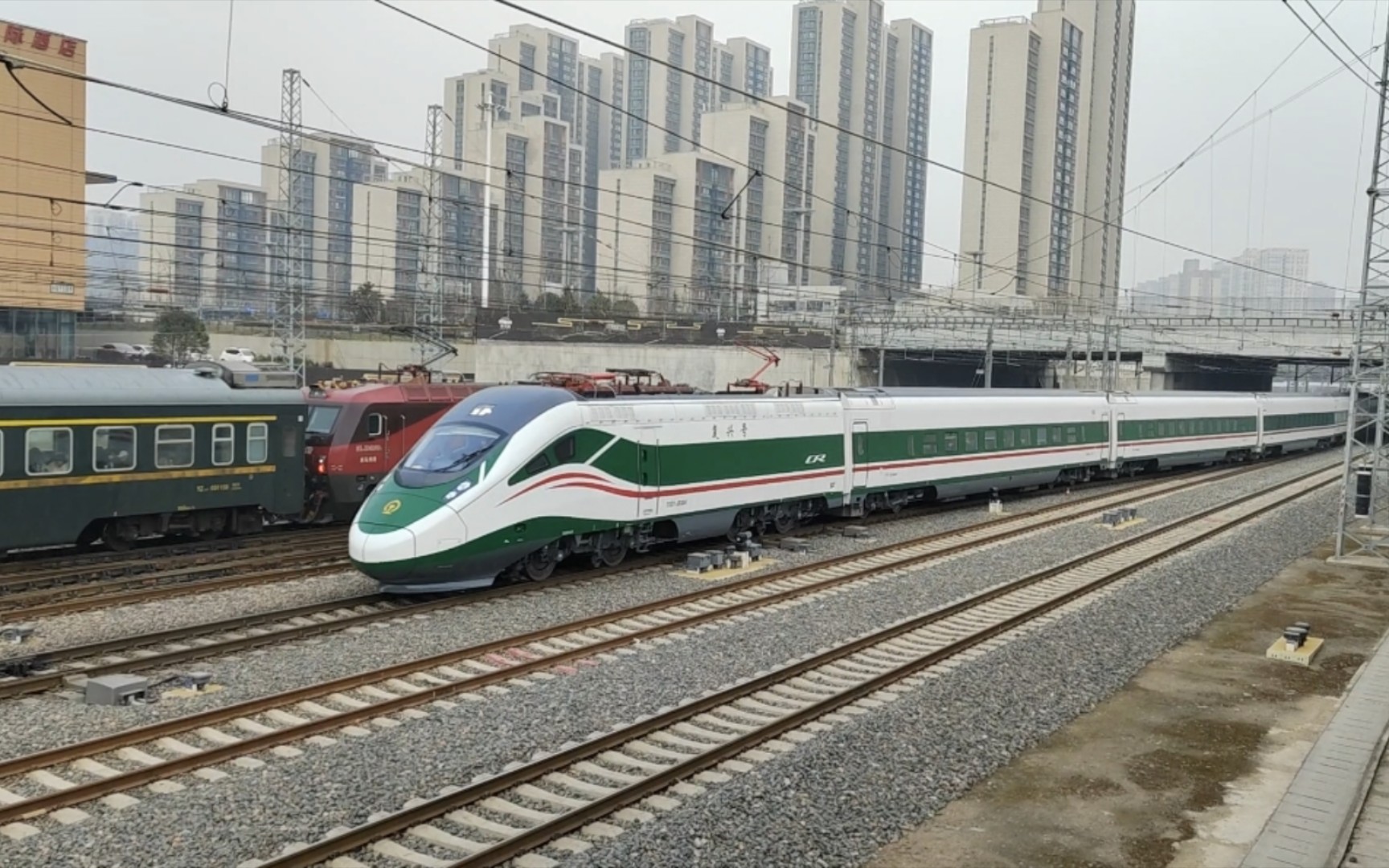 【陇海铁路】西局长编ad钙桶cr200j1-c-6043车组上线 担当c9309次进