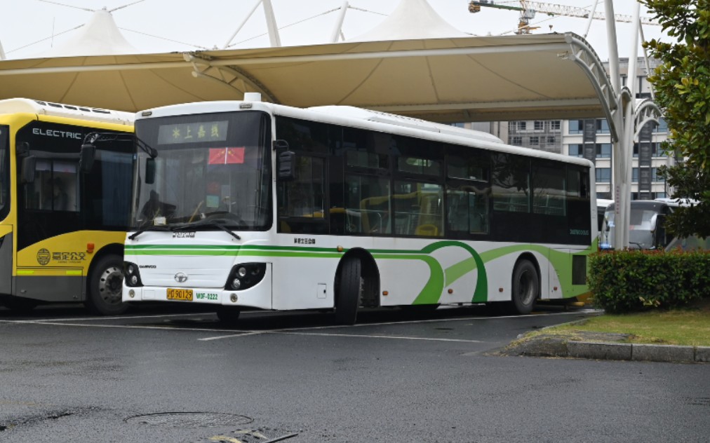 上嘉线sxc6105g5运行于沪嘉高速