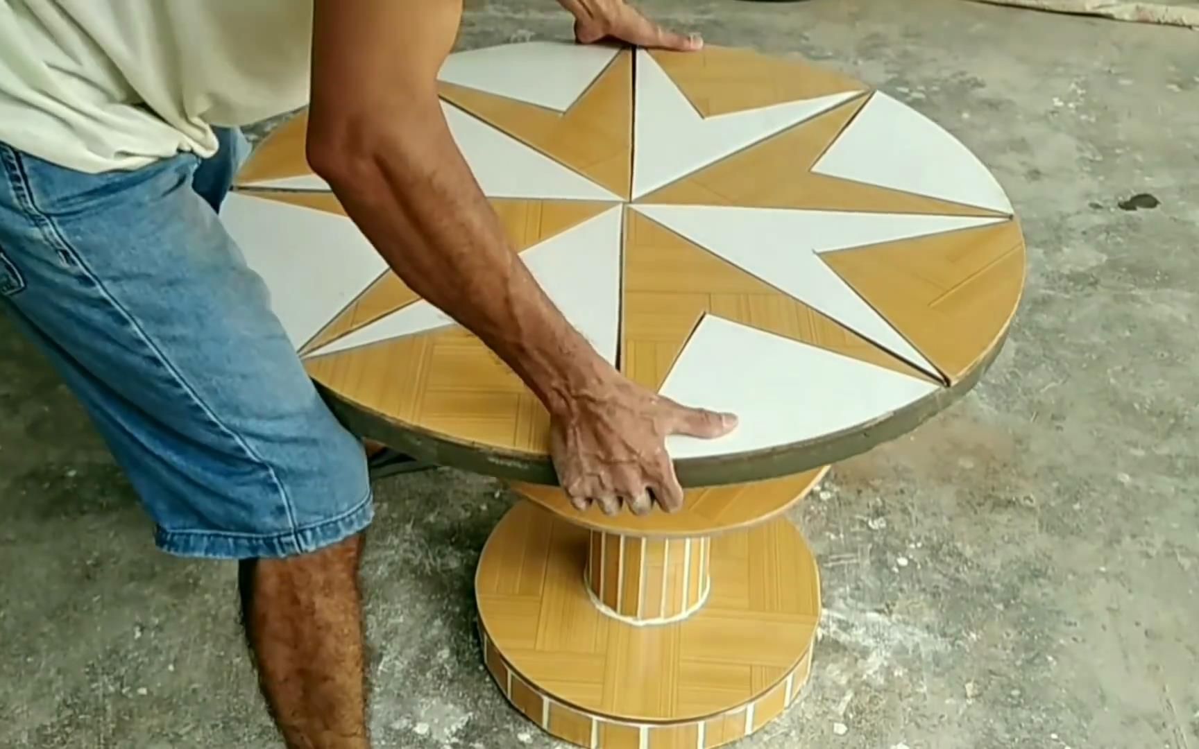 这个小伙利用瓷砖和水泥手工制作一款精致的桌子,外观非常漂亮
