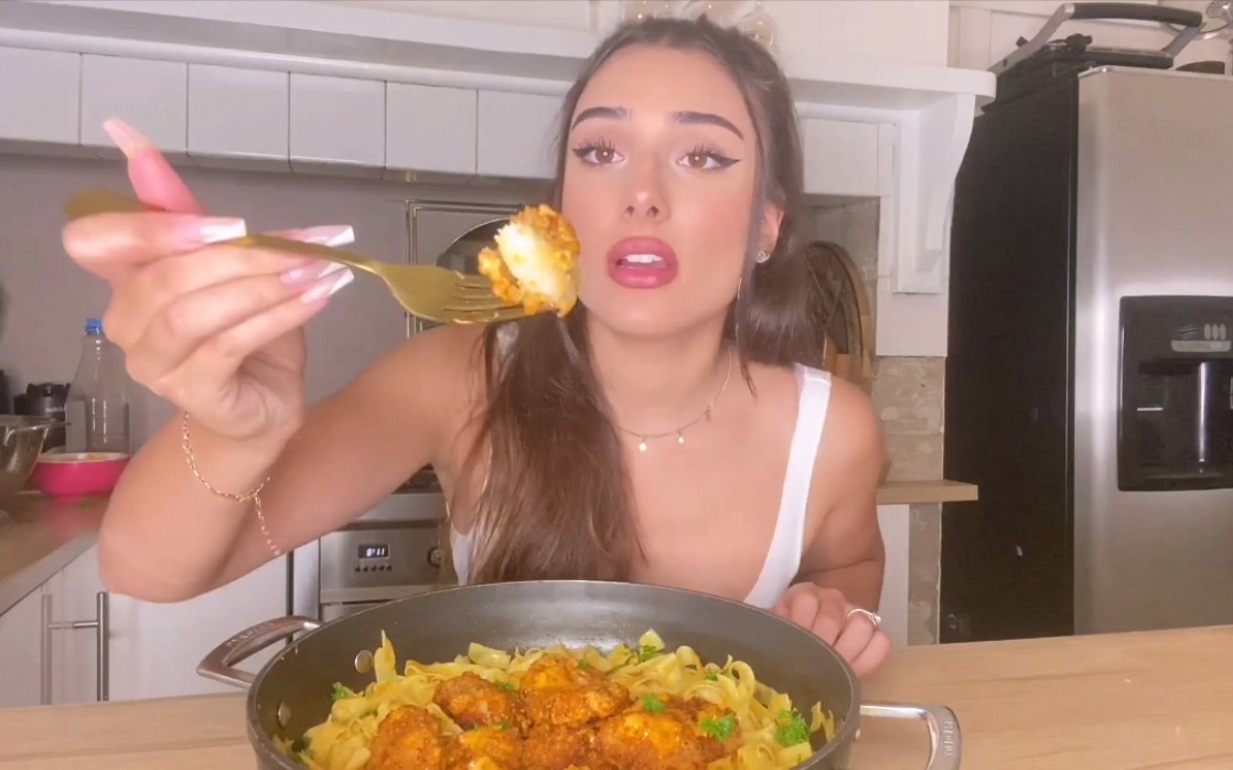 Siobhan Awad attempting to cook a tiktok recipe *mukbang*哔哩哔哩bilibili