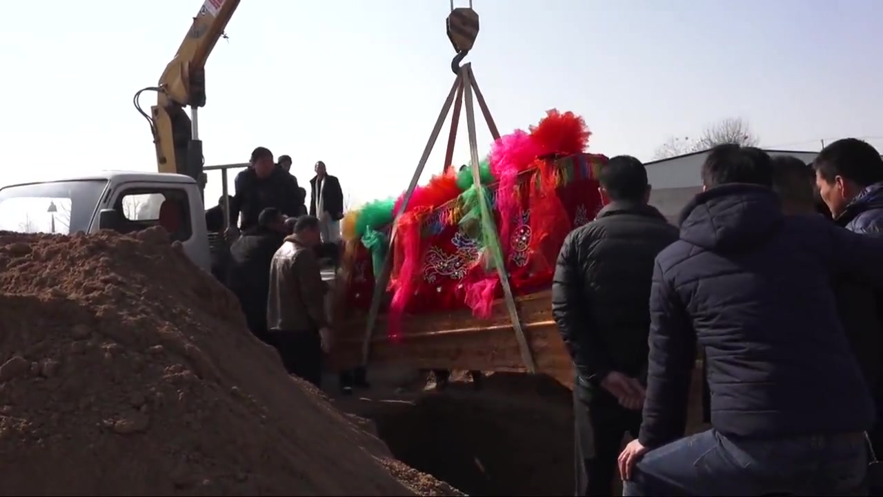 河北农村传统葬礼,棺材重500多斤,用大型吊车下葬_哔哩哔哩_bilibili