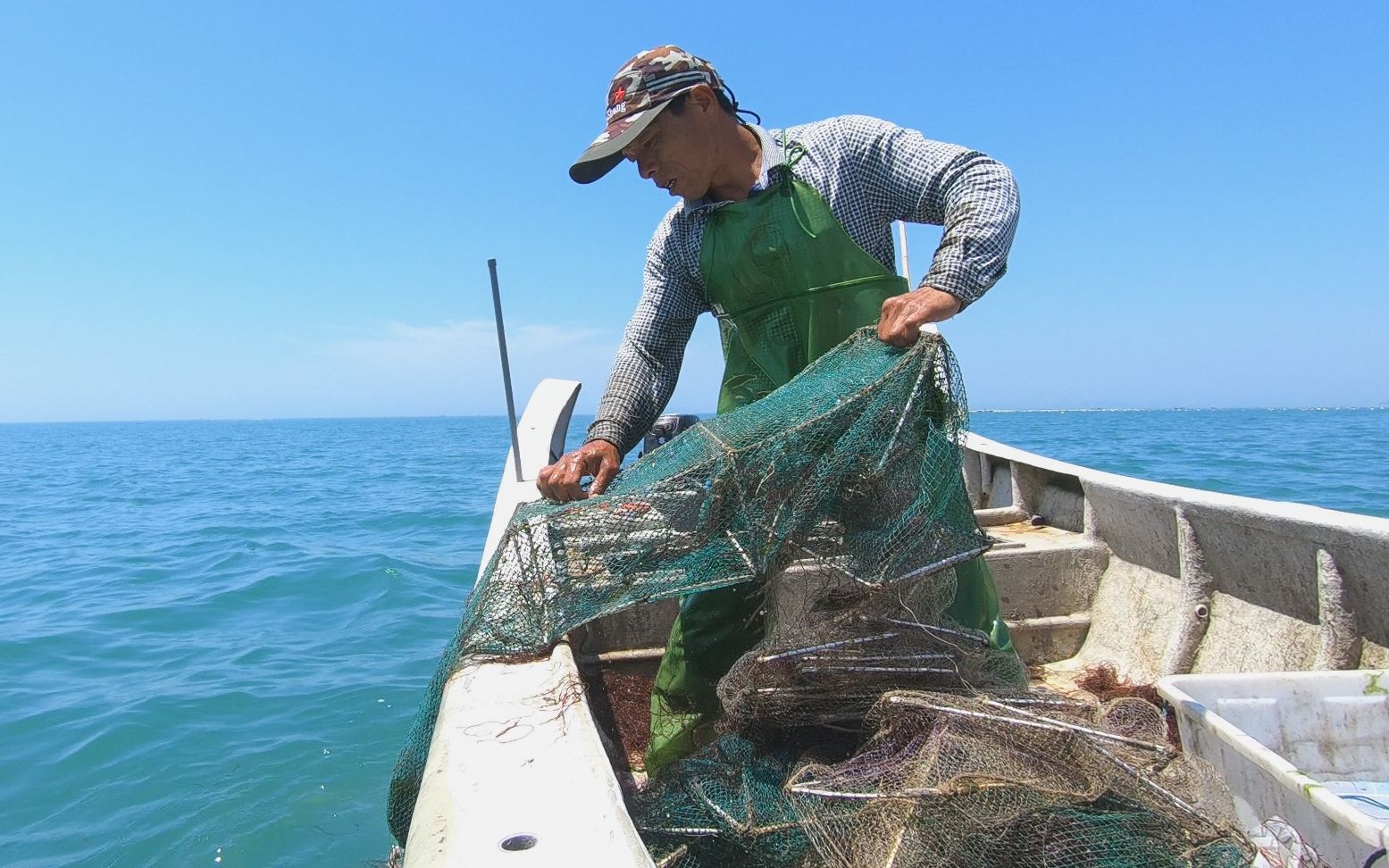 阿雄顶着大太阳去赶海辛苦几小时卖的海鲜换回一袋米很开心