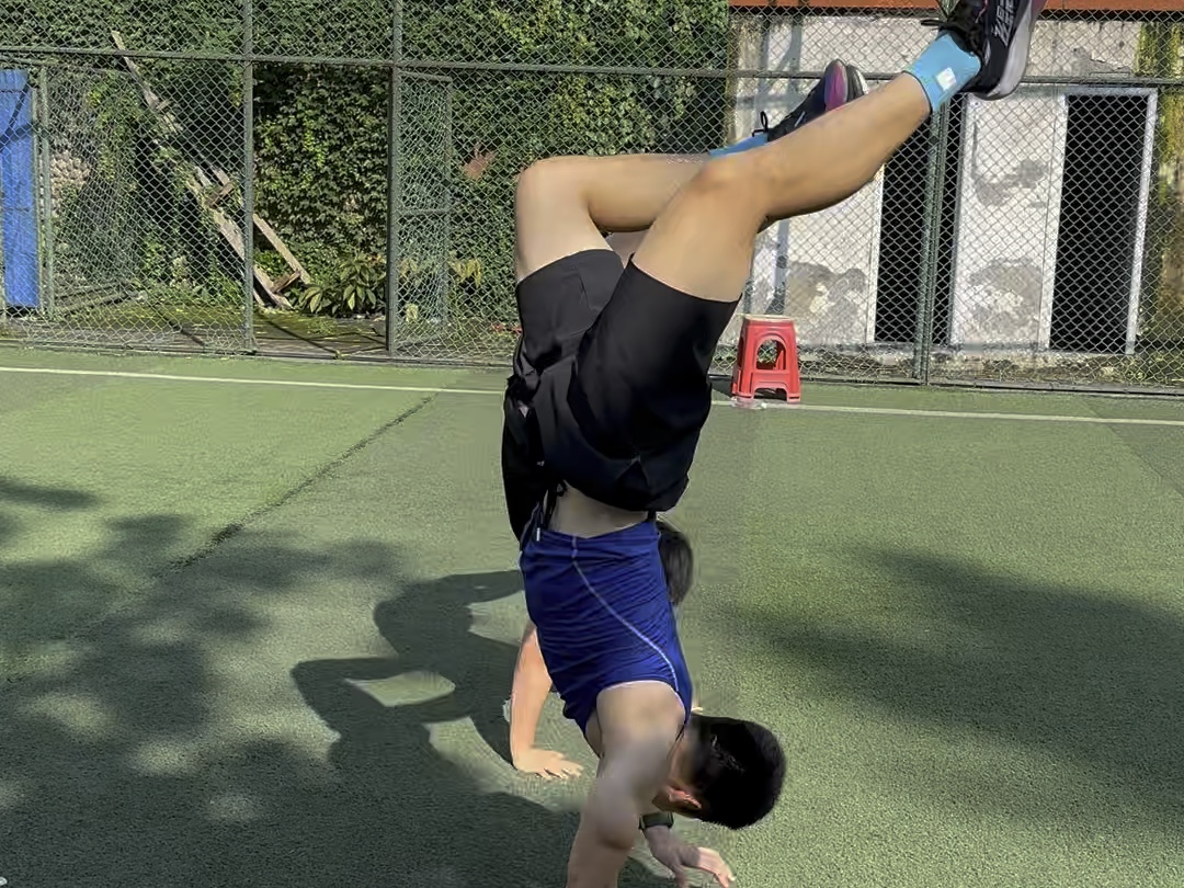 吉尼斯纪录保持者 南充中学体育教师张爽,目前 张爽的倒立行走等五项