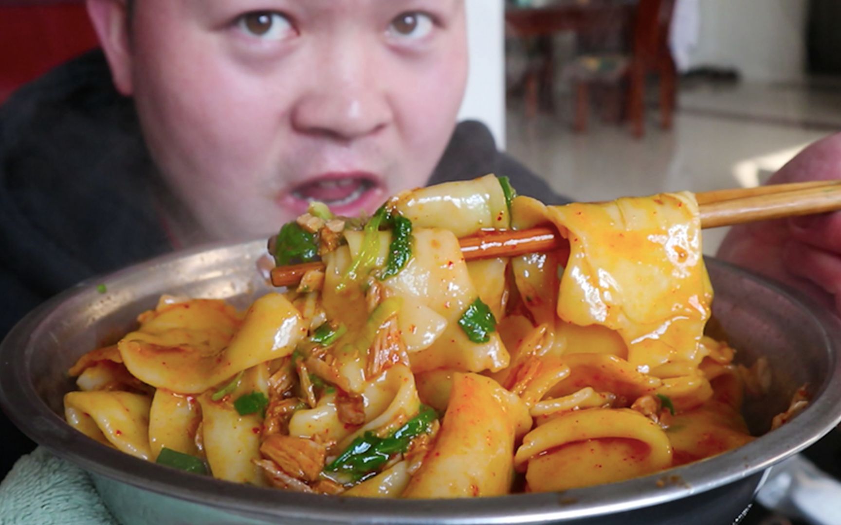 西安特色美食,腊汁肉揪面片,浇上滚滚热油,大口吃面真过瘾哔哩哔哩bilibili