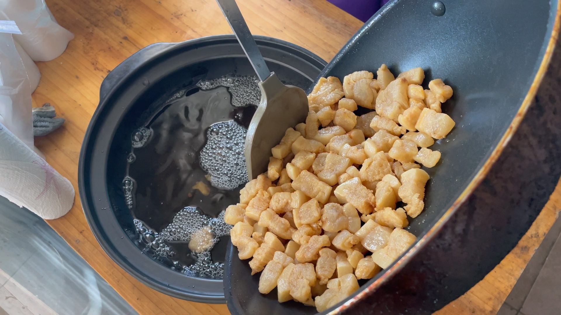 猪油炒菜很香熬猪油也是需要耐心五块钱一斤4斤出多少油