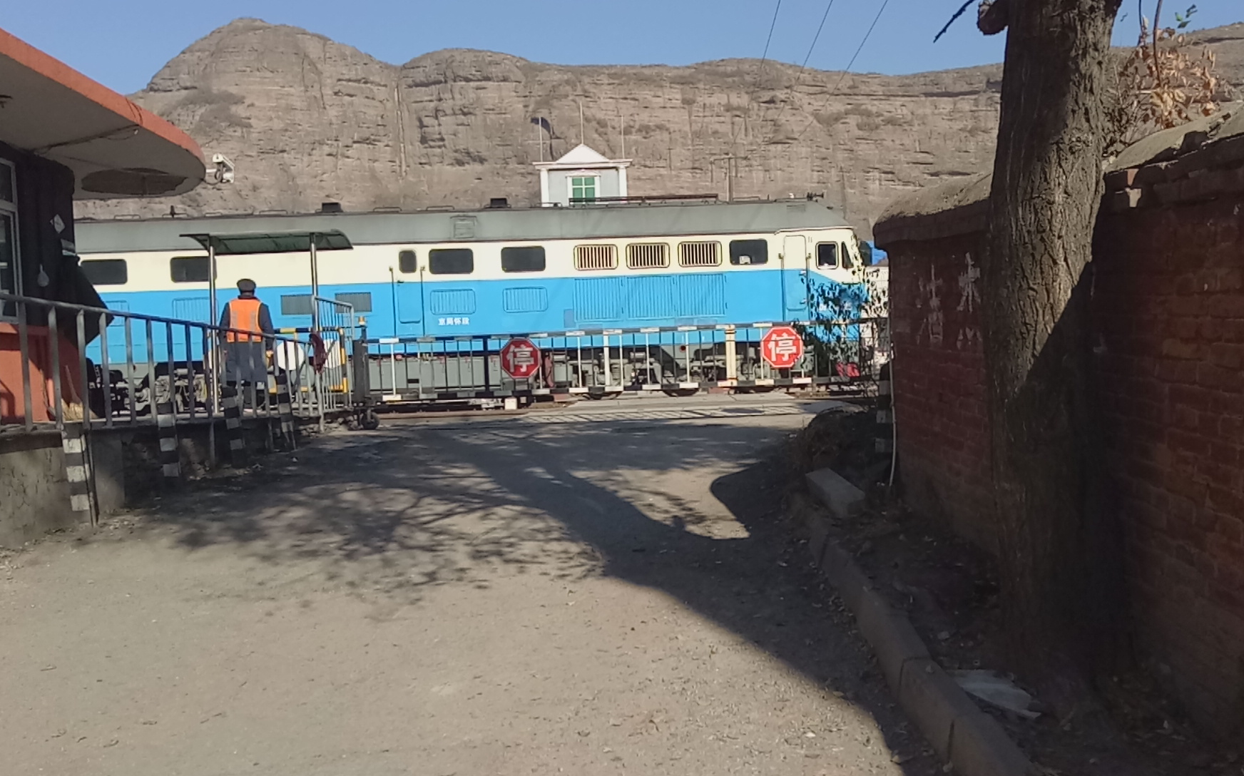 怀柔北机务段承德车间机车经过承德站东道口准备入车间_哔哩哔哩_bili