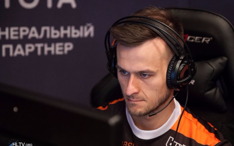 介绍一下,这是非著名吃鸡主播pasha(有时候玩csgo)