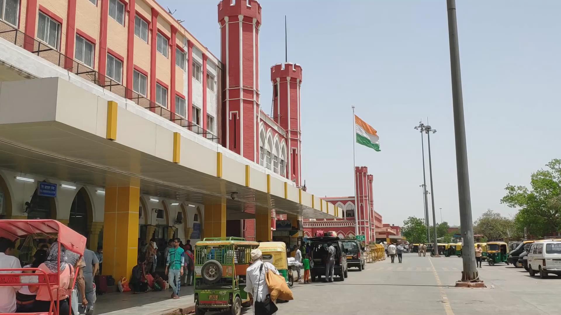 带大家逛逛印度德里火车站真不敢相信这是他们首都最大的火车站