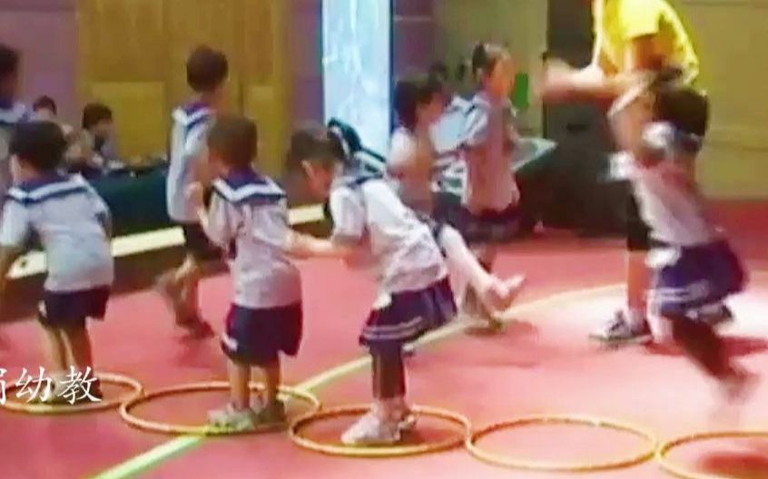 [图]幼儿园优质公开课：小班体育游戏《圈圈乐》女老师版#幼儿园公开课#幼儿园#幼儿园优质课#幼儿园优质公开课#幼儿园优秀公开课