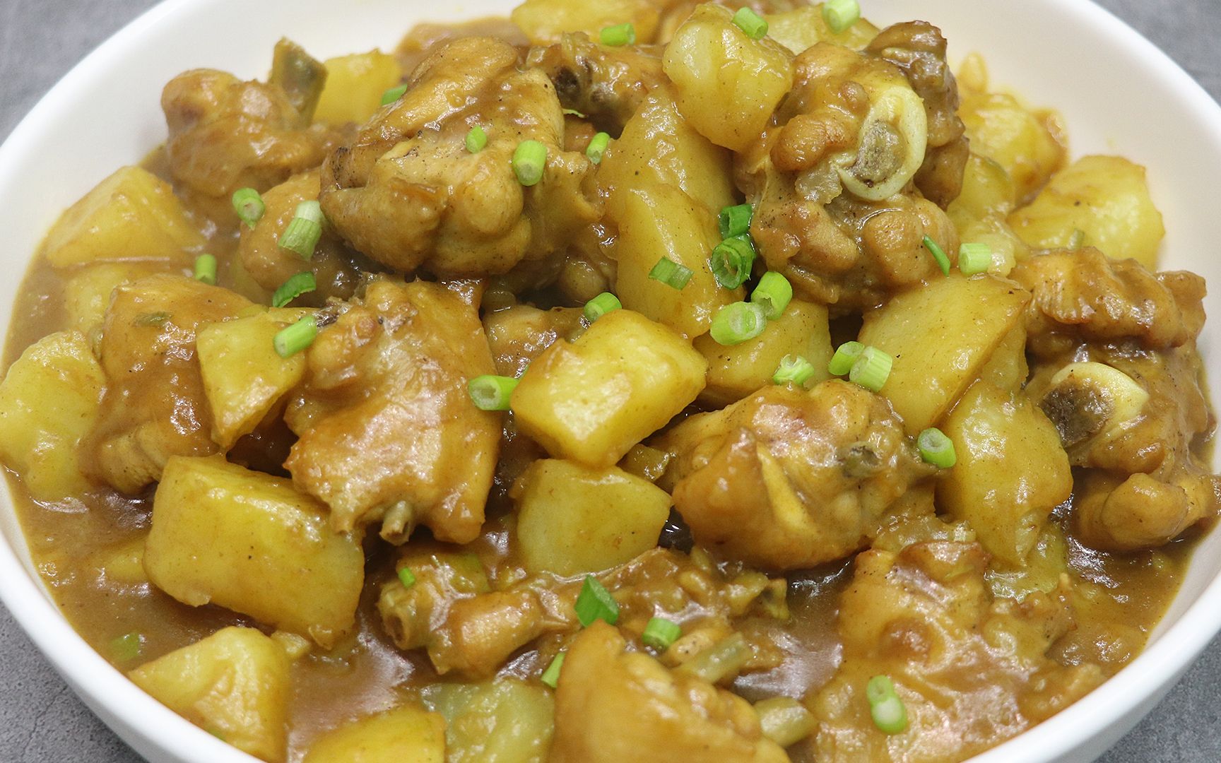 咖喱土豆烧鸡块这样做才好吃鸡肉鲜嫩土豆绵软汤汁泡饭过瘾