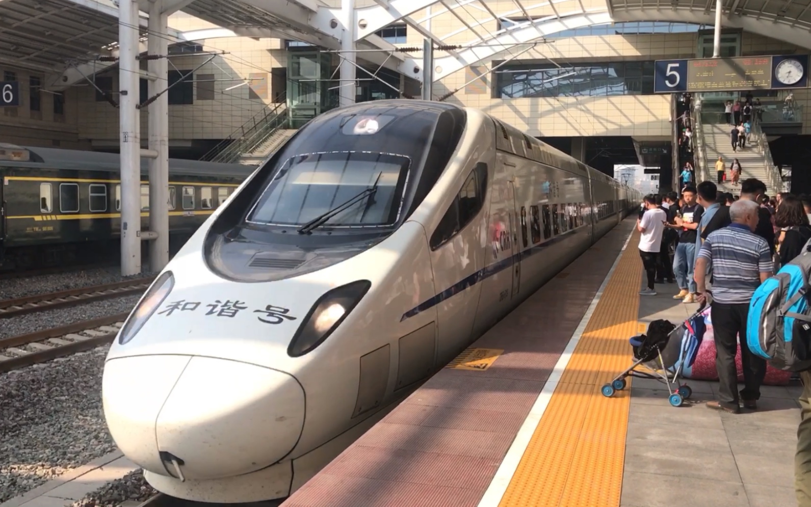 和谐号 crh5a d6732进站保定站