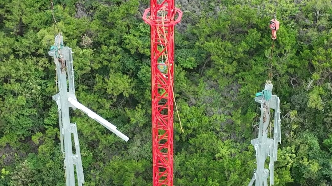 福建福州：履带式组塔装置提升山区组塔效率