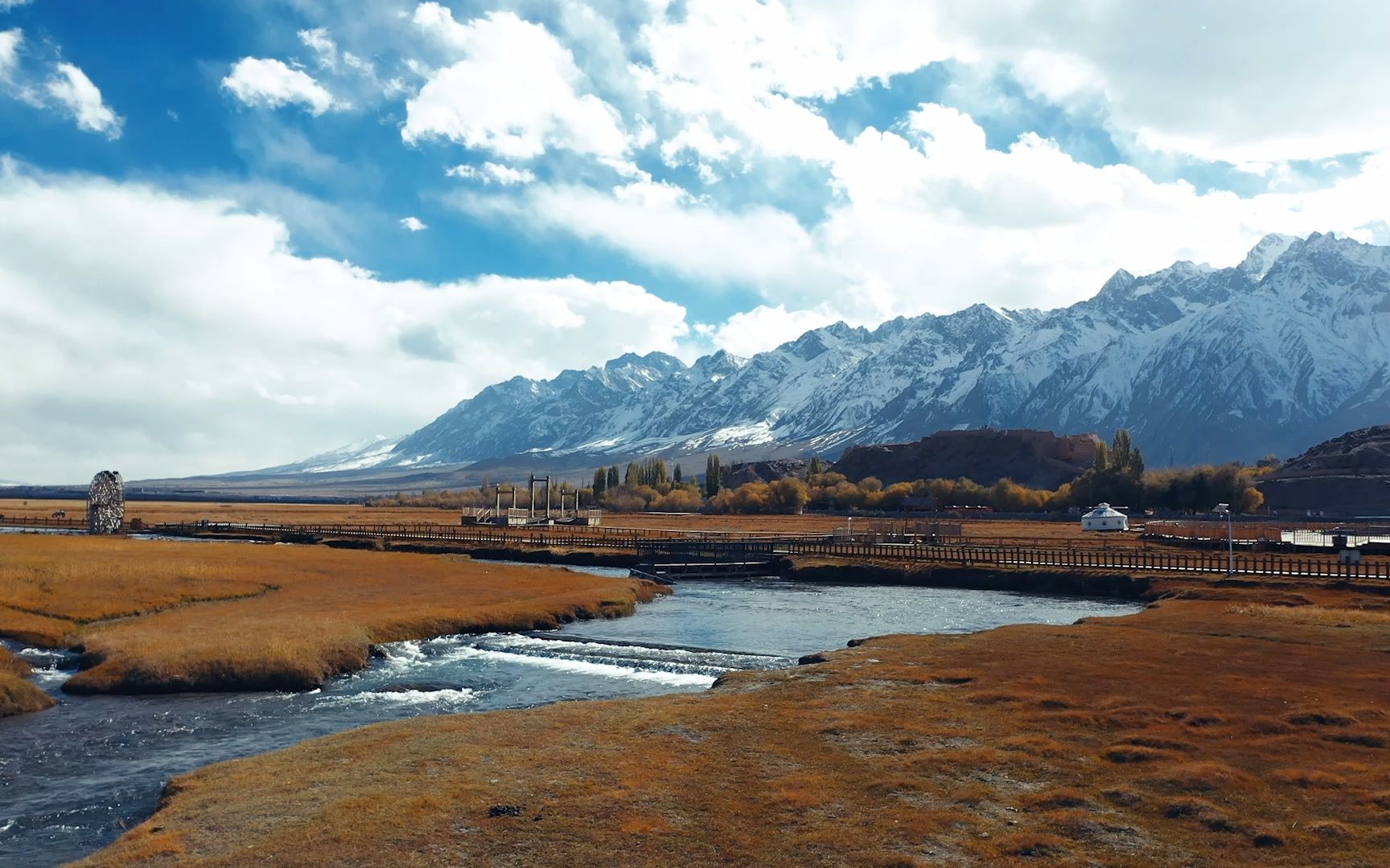 深秋的帕米尔高原上,塔什库尔干河流经阿拉尔金草滩,清澈蜿蜒,如同一