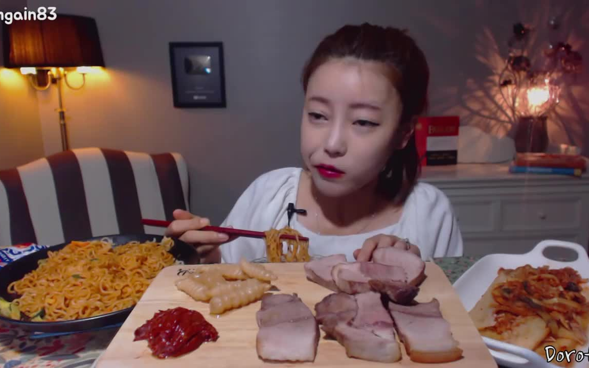 【韩国小姐姐dorothy吃播】--拉面 烧猪肉_哔哩哔哩 (゜-゜)つロ 干杯
