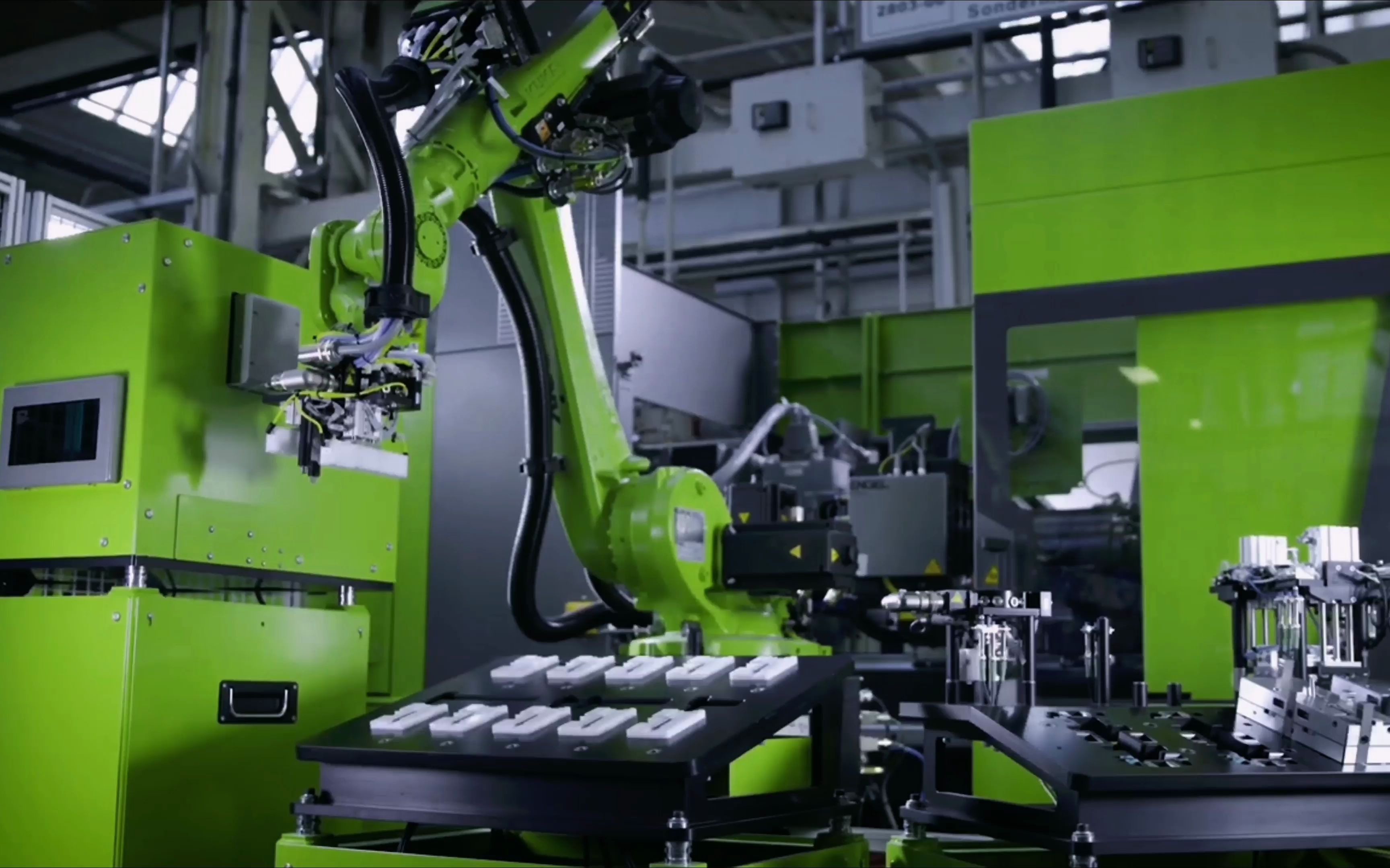 德国塑胶卡尺全自动注塑车间,全程机械手取件,不愧为工业大国