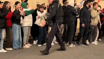 中国同胞们太热情，已经逼的莫斯科警官开始喊中文了