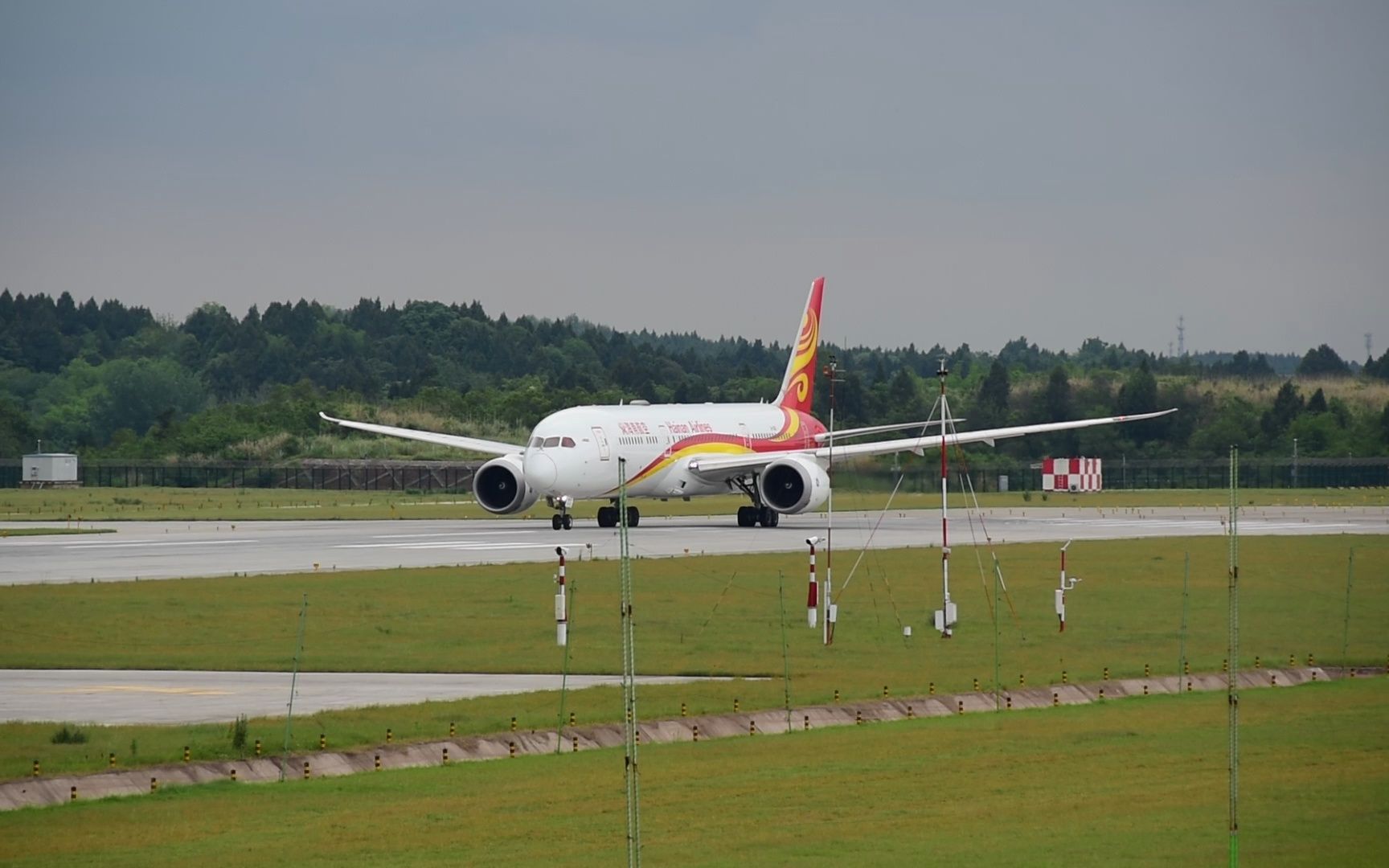 海南航空波音787-9成都天府机场起飞