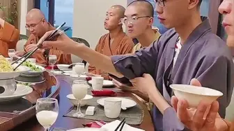 Descargar video: 大师们聚餐，吃的老节省了