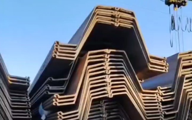 星期三,z型拉森钢板桩到达仓库,各位老板可以来提货了!