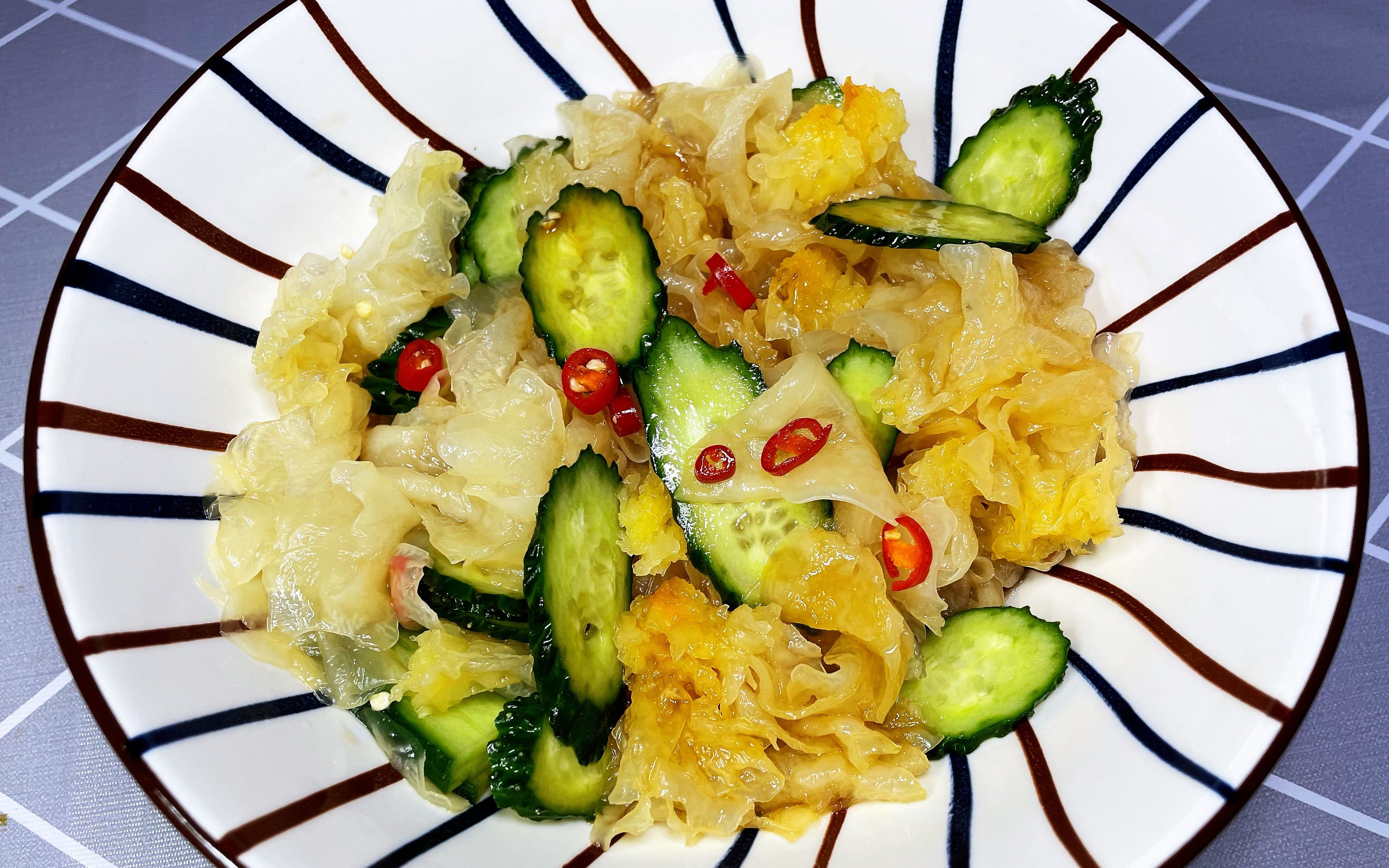 黄瓜拌银耳,口感脆嫩不仅能减肥还能美容润肺爱美的你快试试吧!