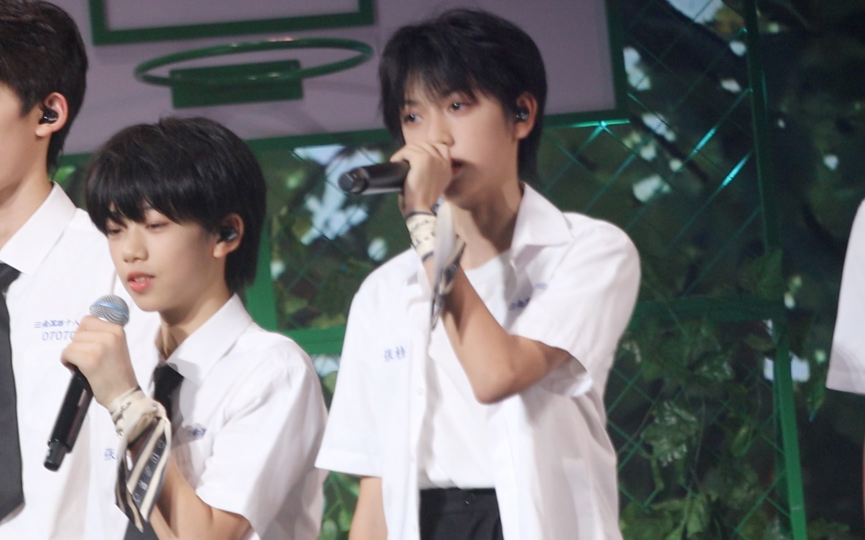 "想送你的鲜花我手拿着"剩下的盛夏-tf家族张桂源张函瑞