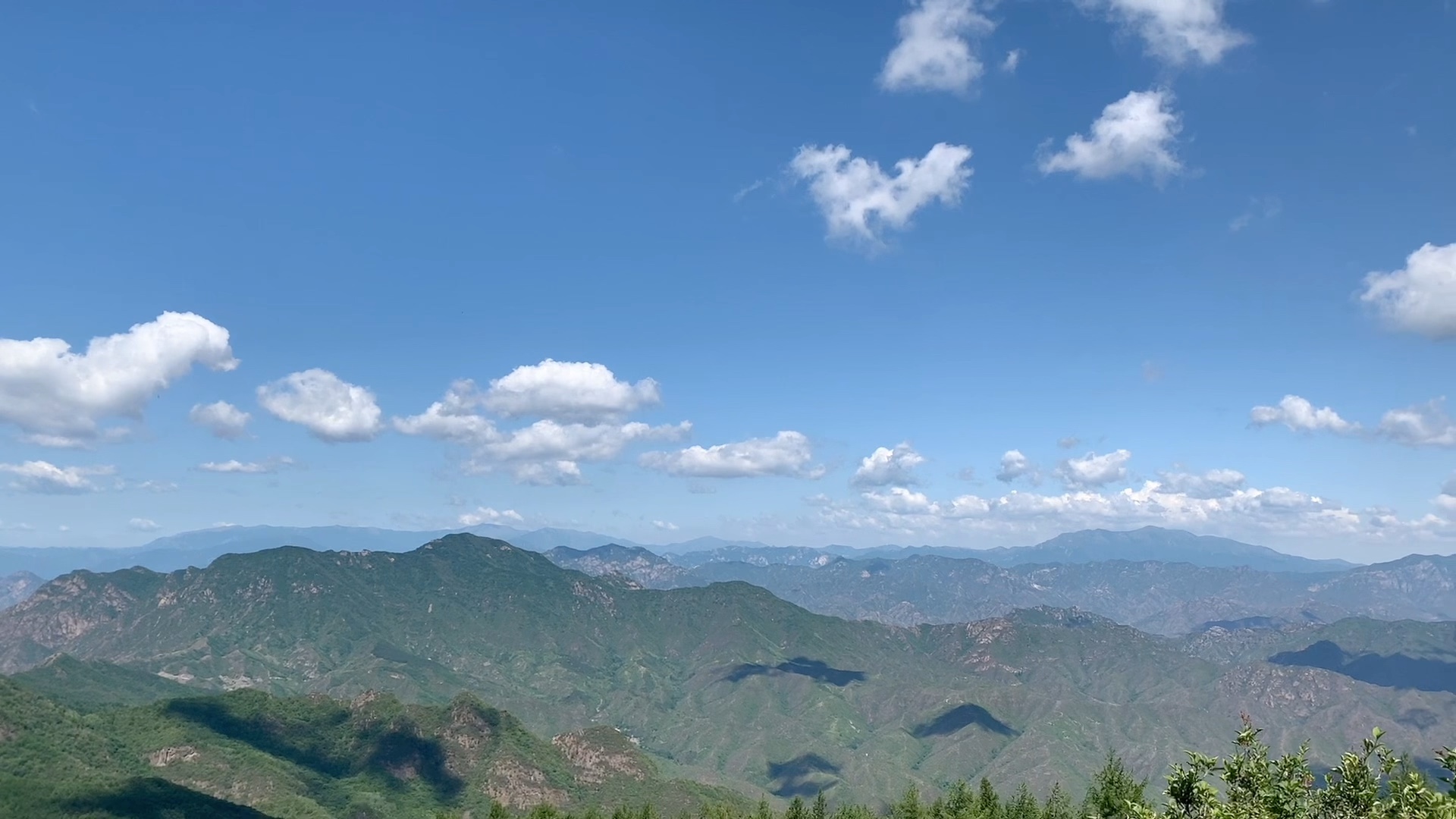 风日晴和的日子里,蓝天白云,远山和夕阳在治愈你